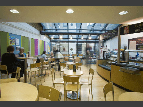 �C���^�[�i�V���i���E�n�E�X�E�����h�� / IH London�J�t�F�Ń����b�N�X�^�C���𖞋i�A�g�����y�H������