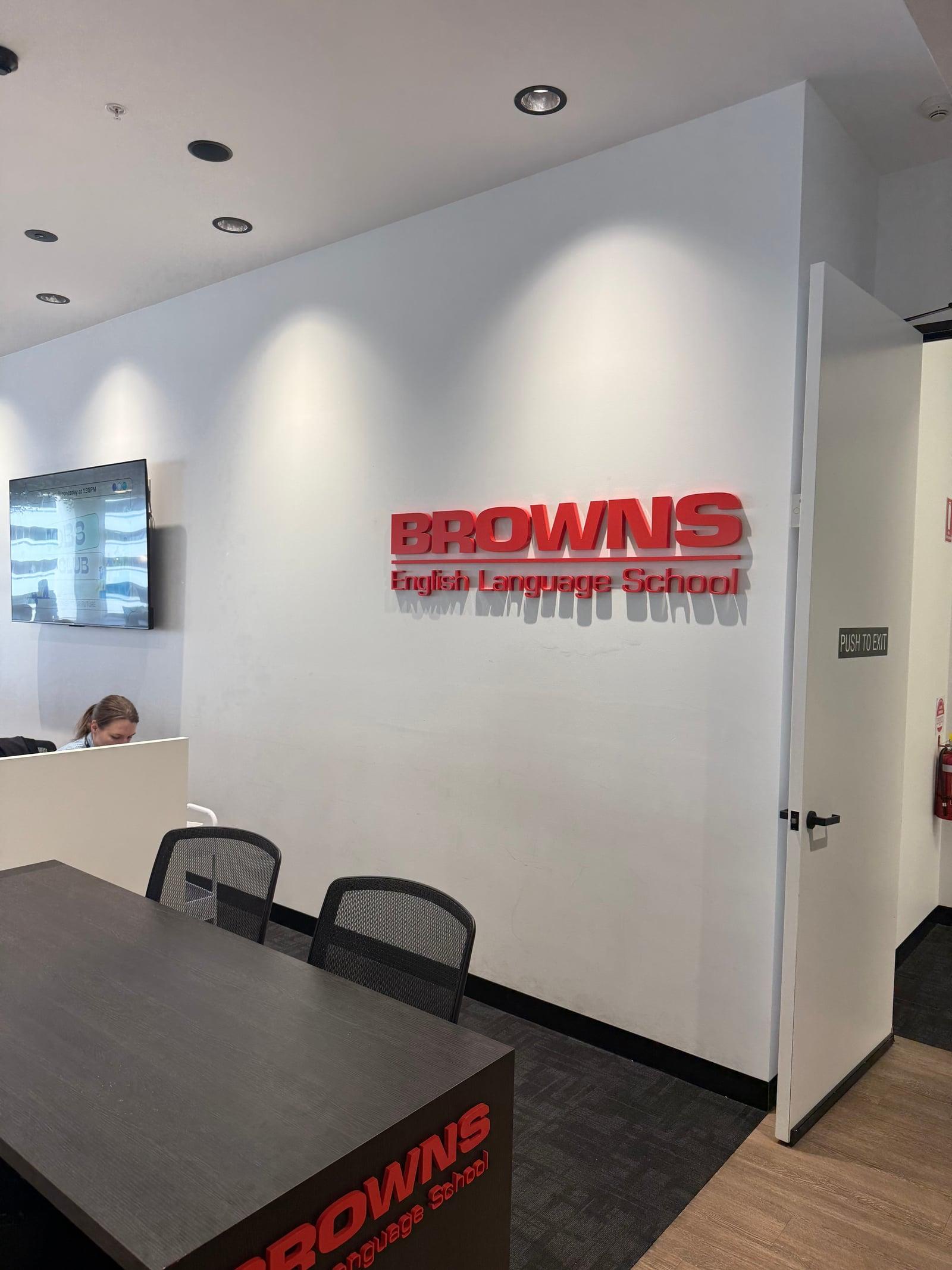 Browns ブリスベン校訪問時に撮影した、赤いロゴが目印の受付フロア