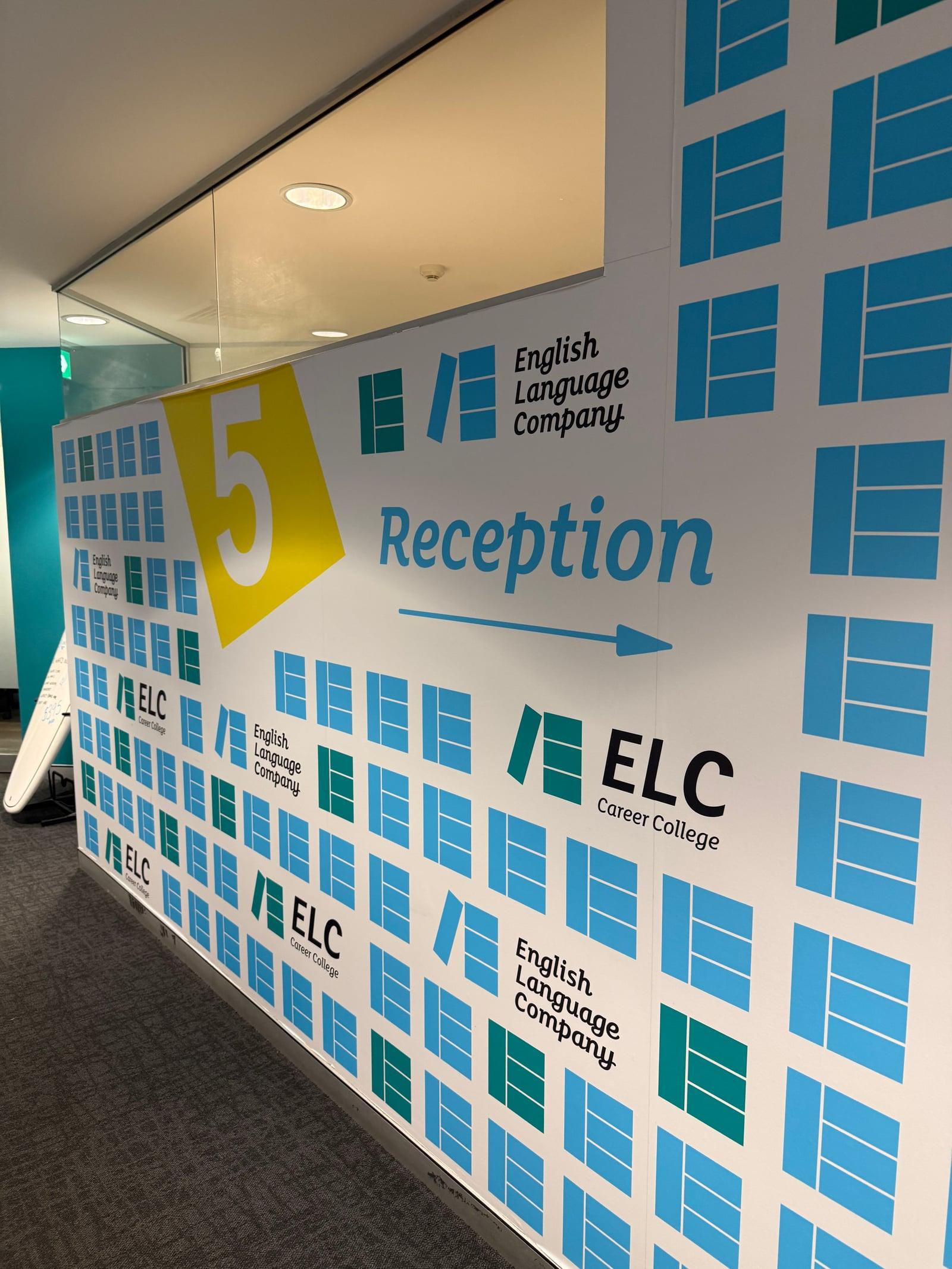 ELC シドニー校訪問時に撮影した、青いタイル柄の壁が目印の受付フロア