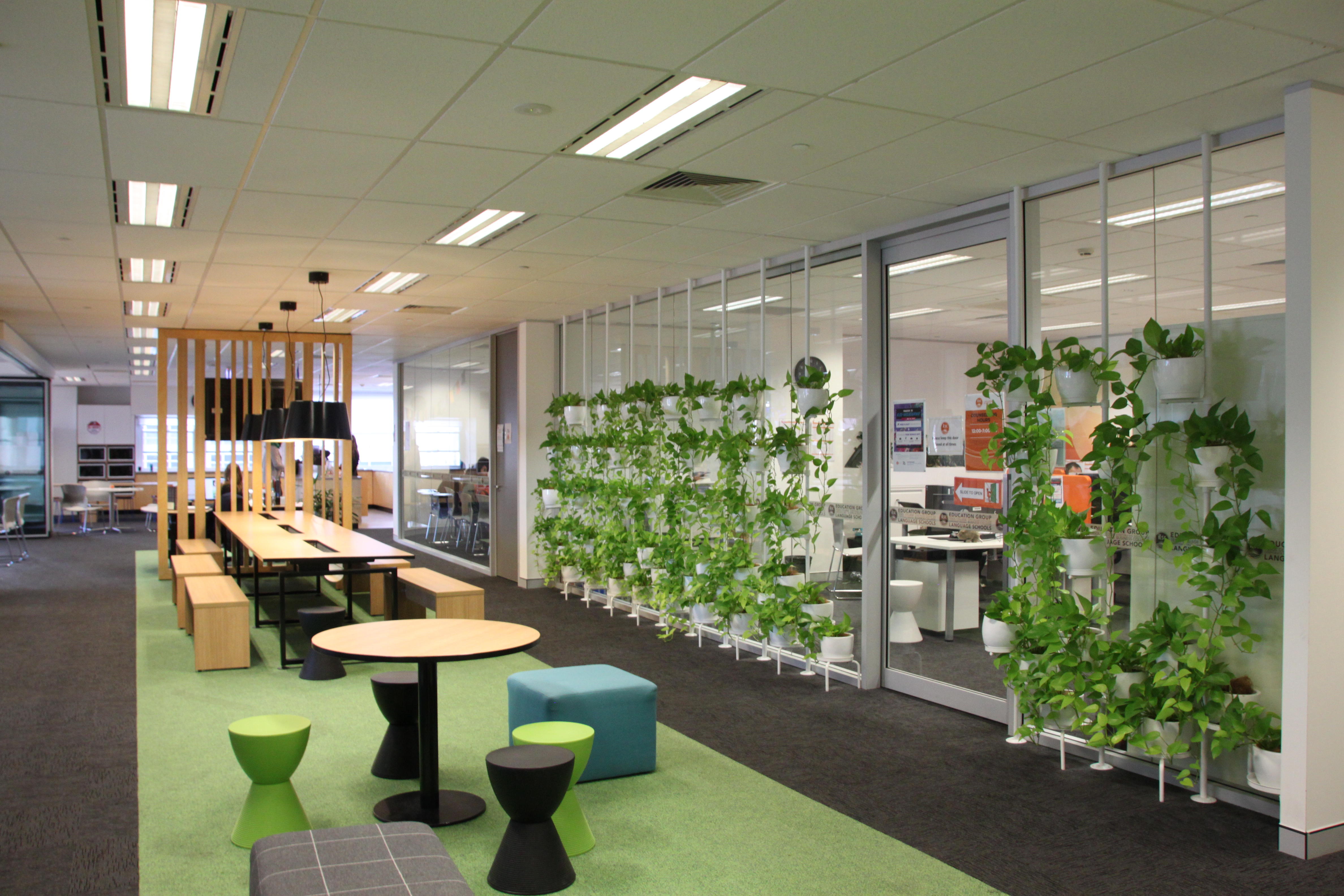 清潔感溢れる学生ラウンジエリア