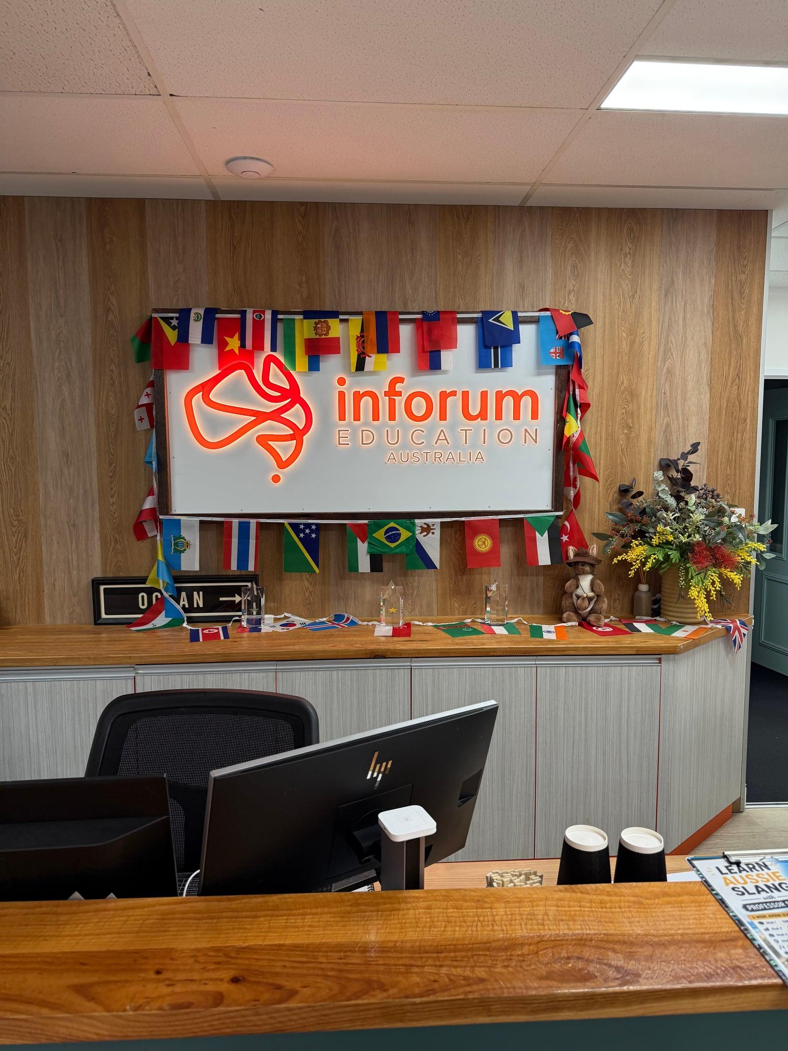 Inforum訪問時に撮影した、各国の国旗とロゴが飾られた木目の受付