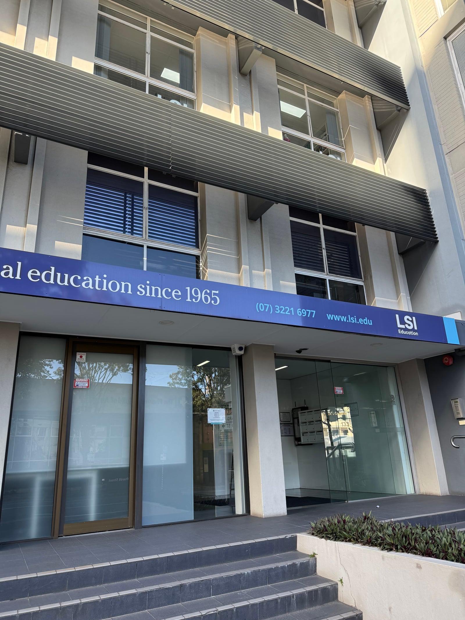 LSI ブリスベン校訪問時に撮影した、LSI の看板がかかる校舎の入口
