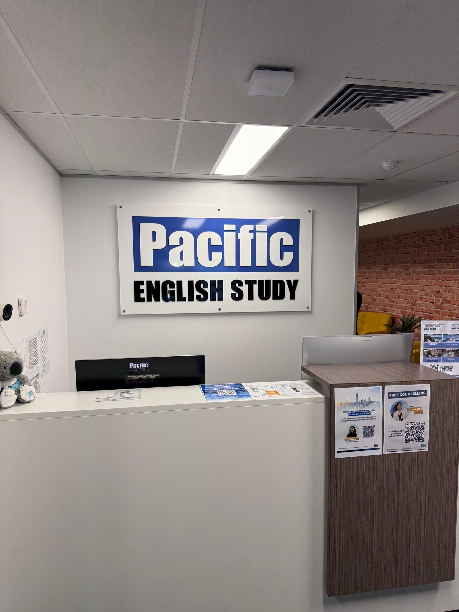 Pacific English Study訪問時に撮影した、青い校名サインがかかる受付