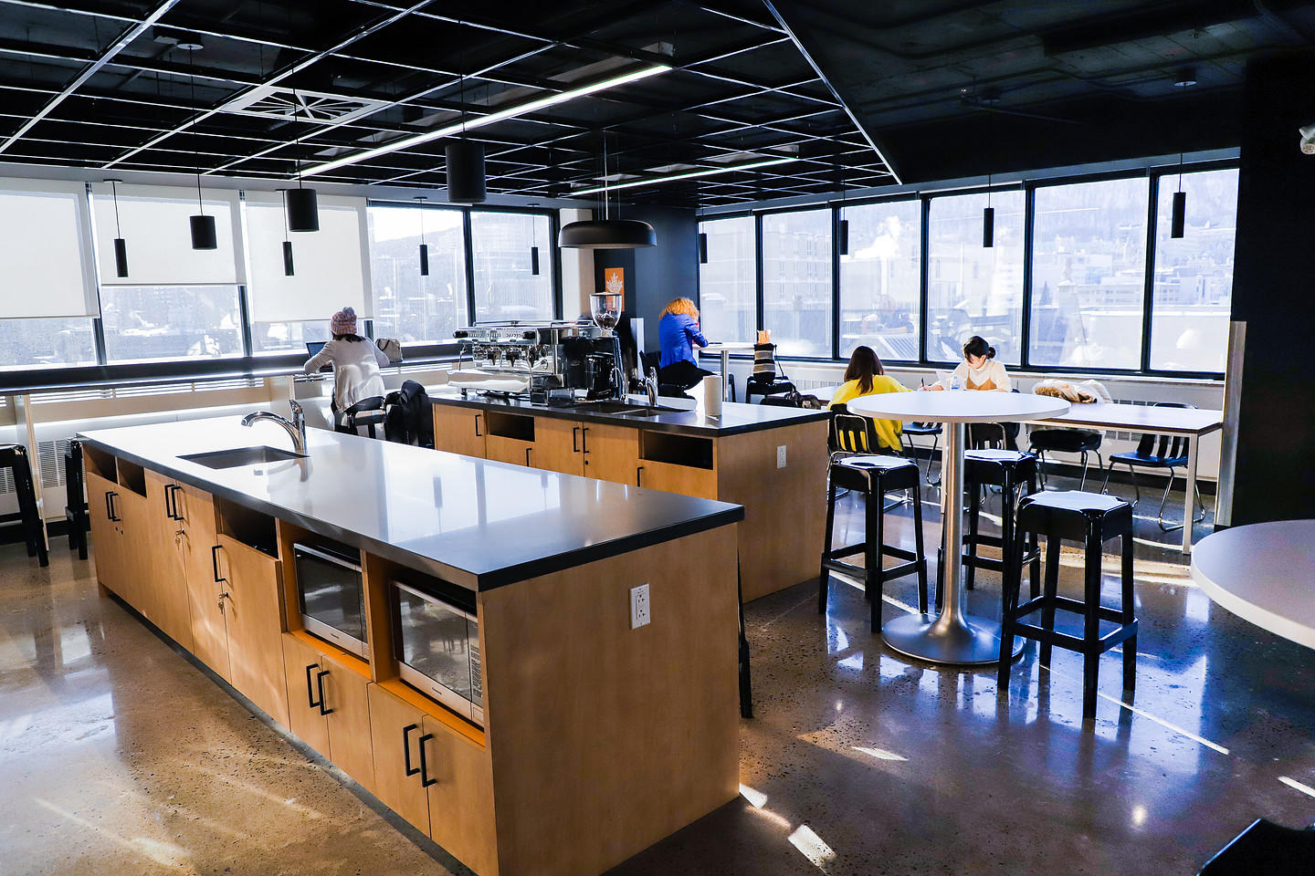 カフェとキッチンエリア