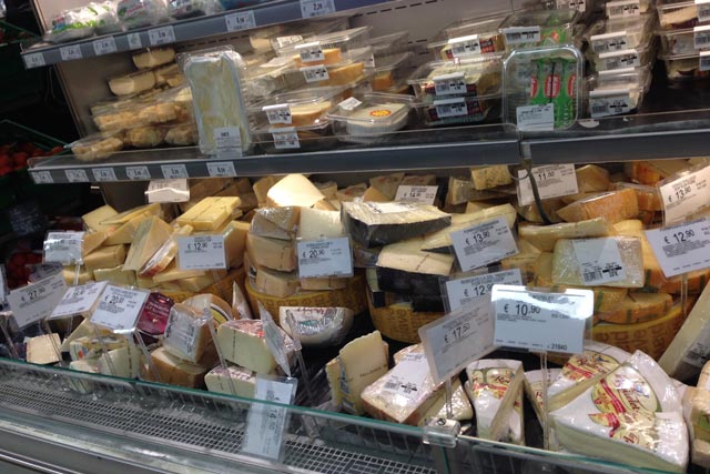 スーパーのチーズ売り場