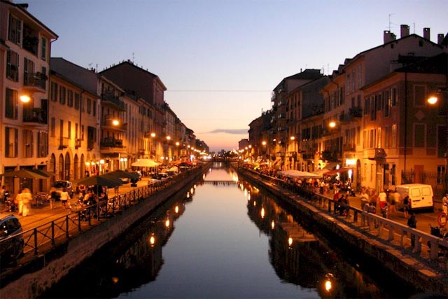 穏やかなグランデ運河。都会ミラノの違う一面を見ることができます