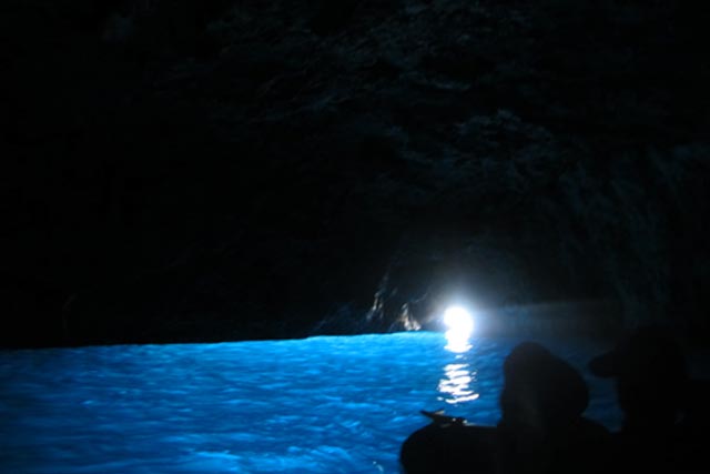 青の洞窟の中から撮影すると、入り口が小さいことがよくわかります