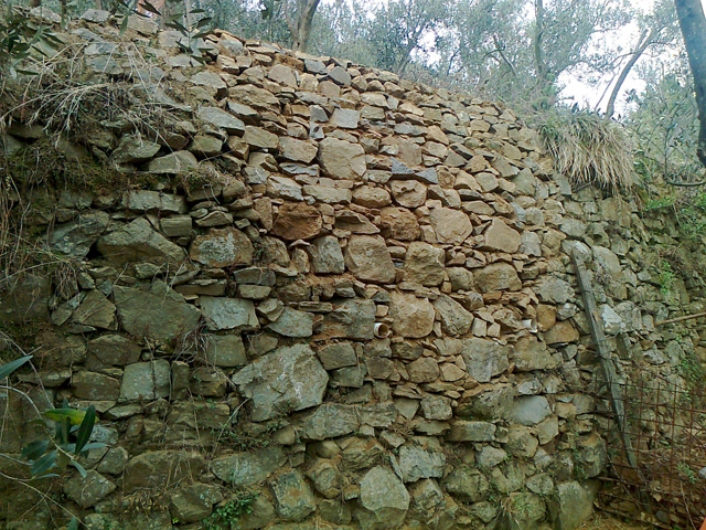 これが有名な岩と岩を重ね合わせセメントを使わず乾燥させてできた壁