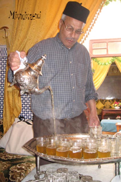 モロッコでは中国緑茶にミントと、たっぷりのお砂糖の「ミントティー」が主流