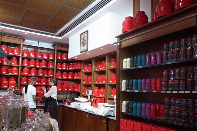 高級食材店では紅茶の測り売りが基本。赤い缶が、これまたパリらしい