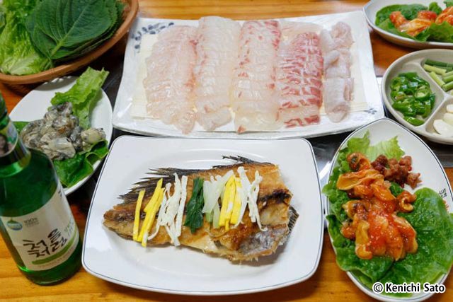 焼き魚などの副菜は日替わり（写真提供：佐藤憲一 http://www.shamuu-photo.com/）