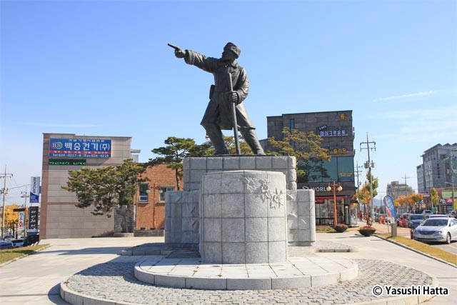 市街地に立つ洪城出身の独立運動家である金佐鎮将軍像