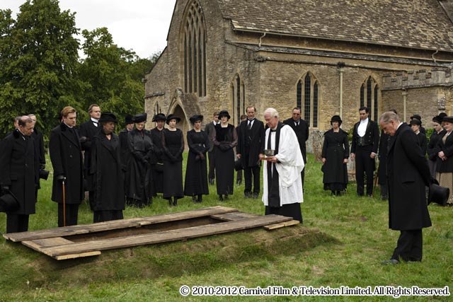教会でのお葬式のシーン（シーズン2）