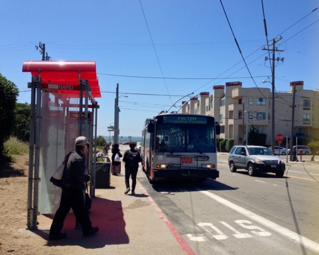 MUNI Bus ＃5　セーフウェイ前のバス停