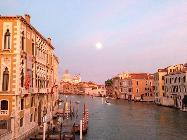 イタリアの「ヴェネチア」は船かゴンドラで運河を通って移動