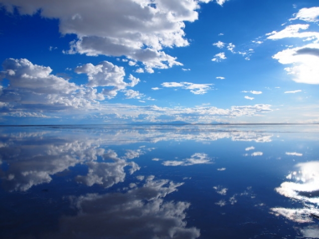 空が湖面に映り、鏡張り状態になったウユニ塩湖は絶景