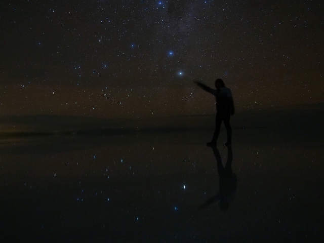 星空が湖面に映りこむと、そこはまるで宇宙のよう