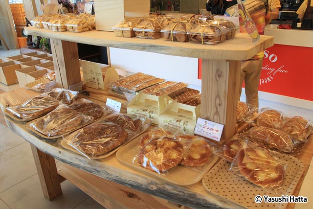 売場にパンも並ぶ。生地にサツマイモが練り込んである