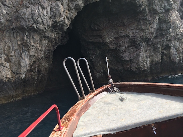 可愛らしい小さなボートで青の洞窟に向かう