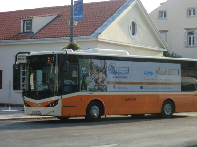 ドブロブニクの公共バスはオレンジ色が目印