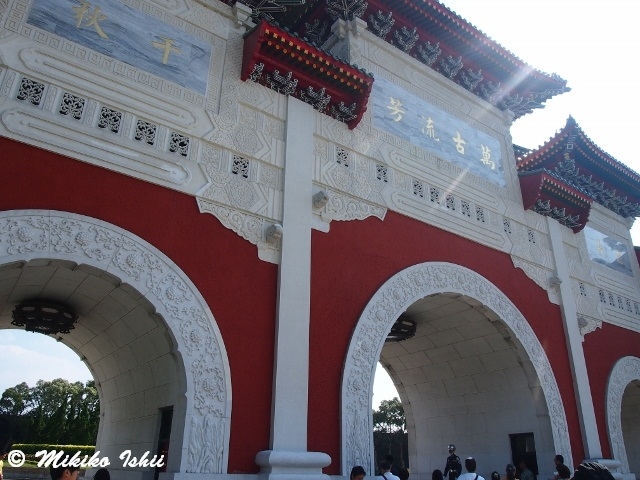 忠烈祠　大門前