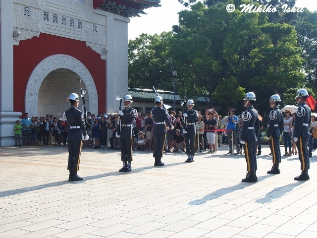 衛兵交代式　大門前にて