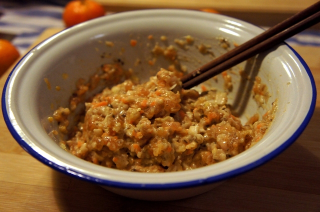 鶏肉の具を混ぜて粘りを出します