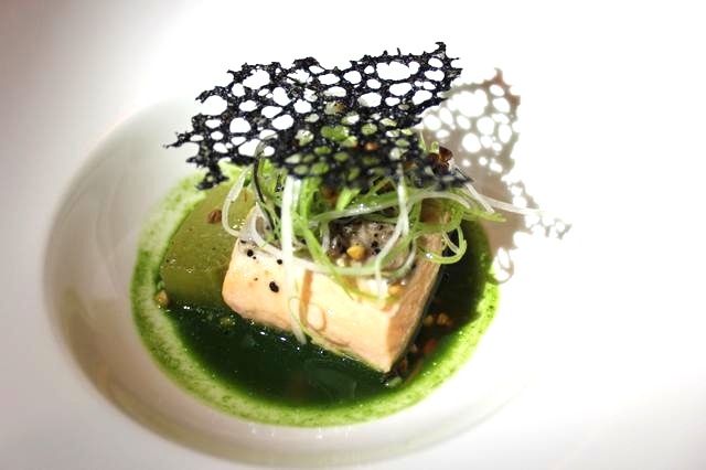 珊瑚のようなチップスが載ったTrout