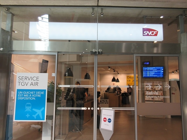 フランス国鉄駅のチケット売り場。TGV AIRとあります。