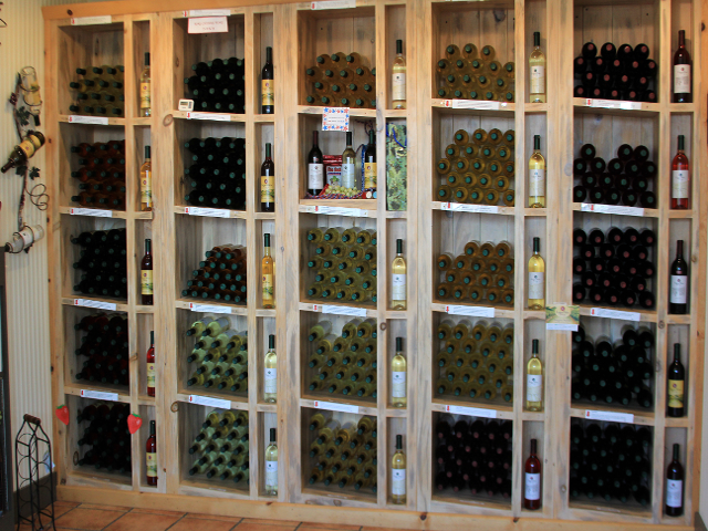 オーナーのこだわりが感じられる特注の、斜めに傾いたワイン棚