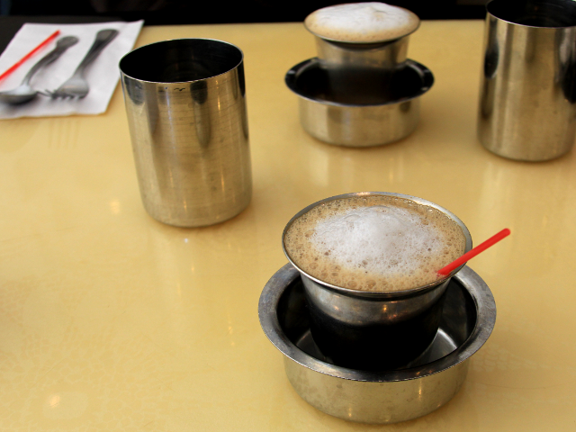 受け皿が深い！本場インドの熱いコーヒーの飲み方ご存じですか？