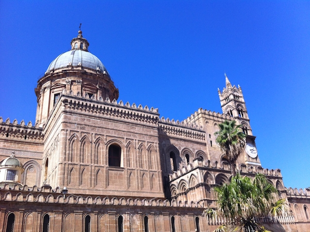 パレルモの大聖堂。美しい外観が観光客を魅了する