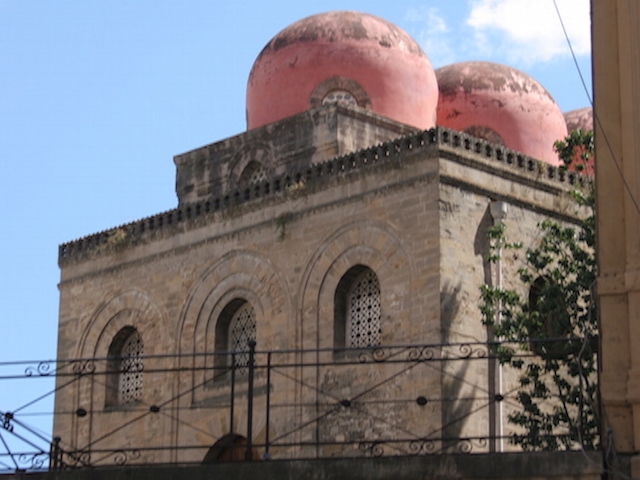 三つ並ぶ赤いクーポラが印象的なサン・カタルド教会。