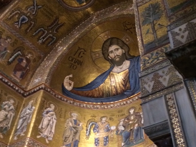 モンレアーレ大聖堂内の見事な金モザイク