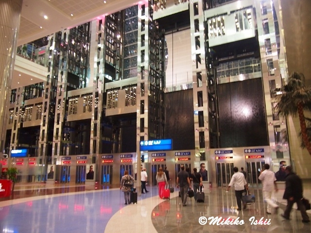 ドバイ国際空港。巨大なエレベーター