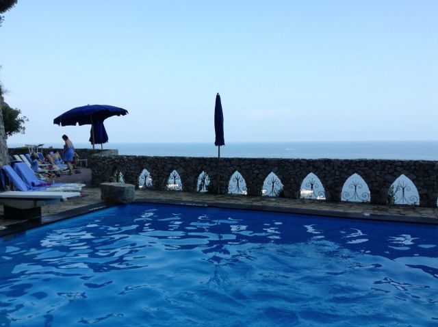 ホテル内のプールは絶景の海を見下ろして、のんびりくつろげます