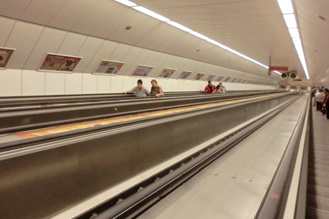 ブダペストの地下鉄のエスカレーターは長い、そして早い！