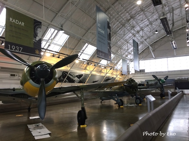 格納庫そのままの屋内に居並ぶ戦闘機の数々