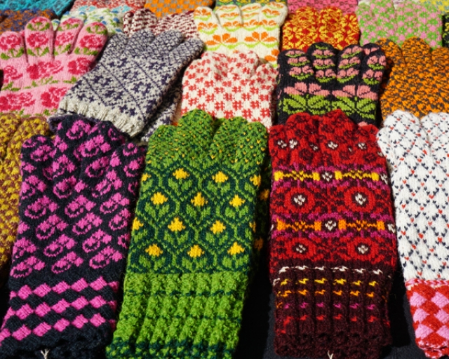 伝統柄の手編みの手袋