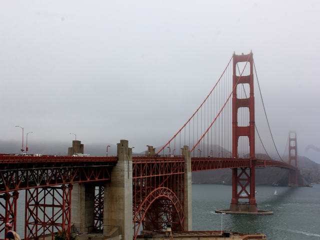 霧に霞むサンフランシスコの「ゴールデン・ゲート・ブリッジ」