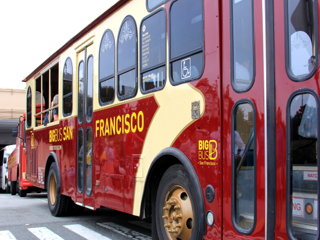 アメリカの大都市でよく見かける観光バスの