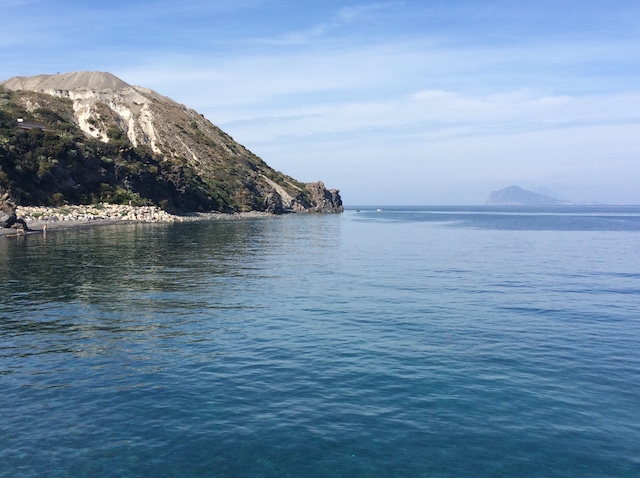 濃い青色が特徴の美しい海が自慢のエオリエ諸島