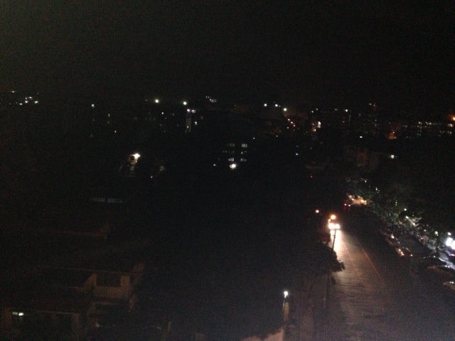 ホテルから見たヤンゴン市内。大通りには夜も多くの屋台が並んでいる