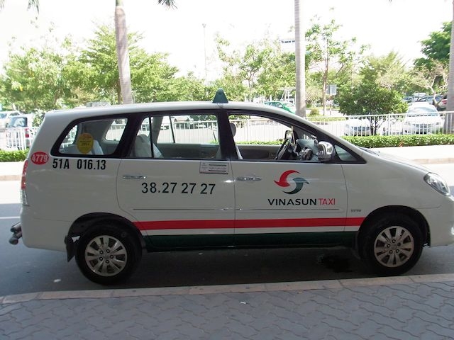 白地に緑と赤のストライプ ・VINASUN TAXI