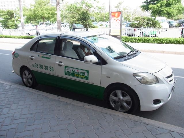 白地に緑・MAI LINH TAXI