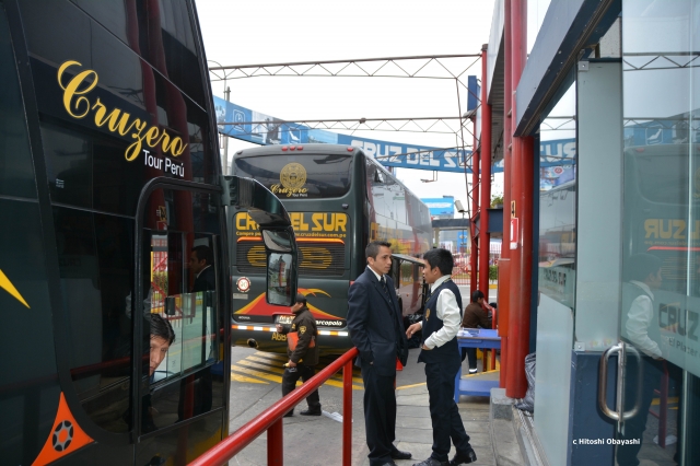 クルス・デル・スル社のリマ・バス・ターミナルに並ぶ車両
