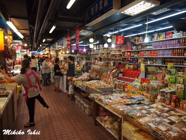 たくさんの食品が並ぶ市場内。