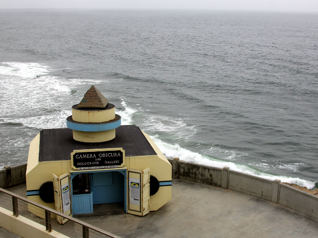 海岸線を眺望するカメラは建物のキュープラに設置されています