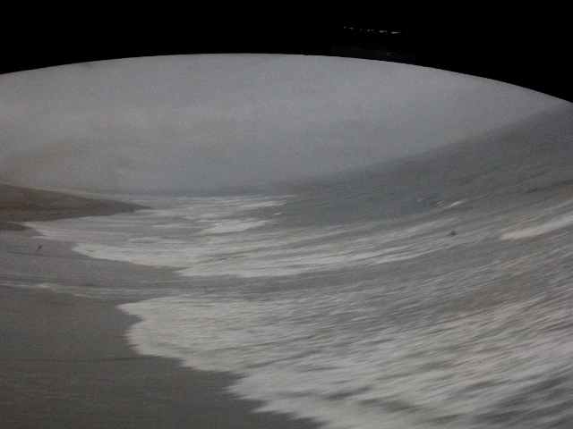 リアル・タイムで映し出される海岸線360度の迫力映像