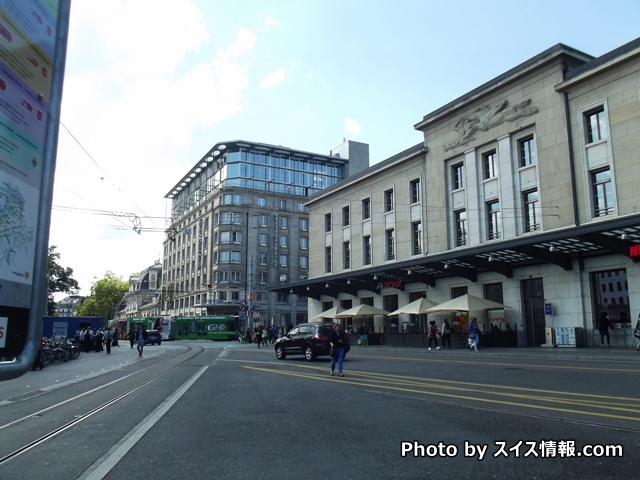 ジュネーブ駅（右）とホテルの建物（中央）